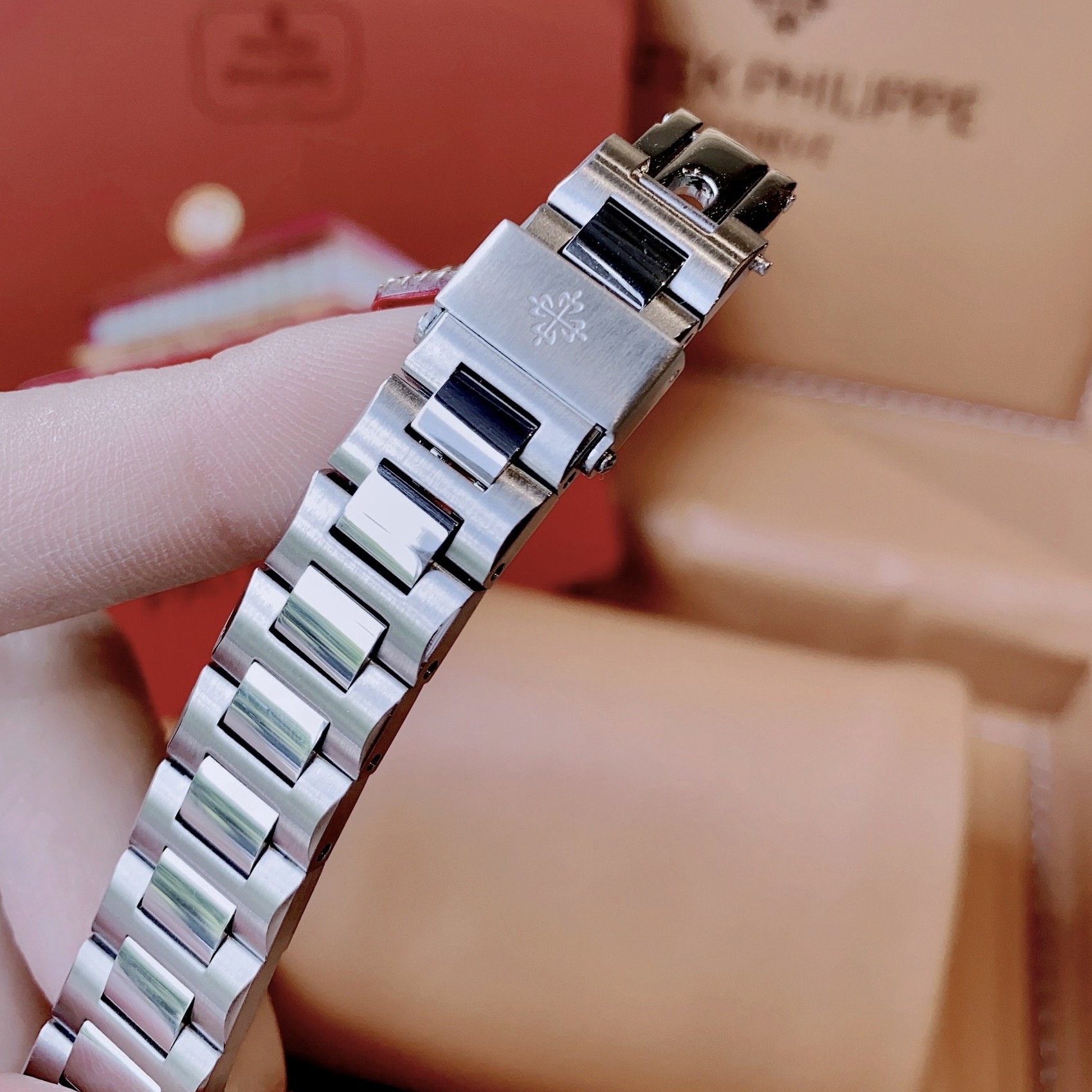 Đồng Hồ Nữ Patek Philippe Nautilus Dây Kim Loại Silver Mặt Ombre Viền Đính Đá 32mm - Quartz