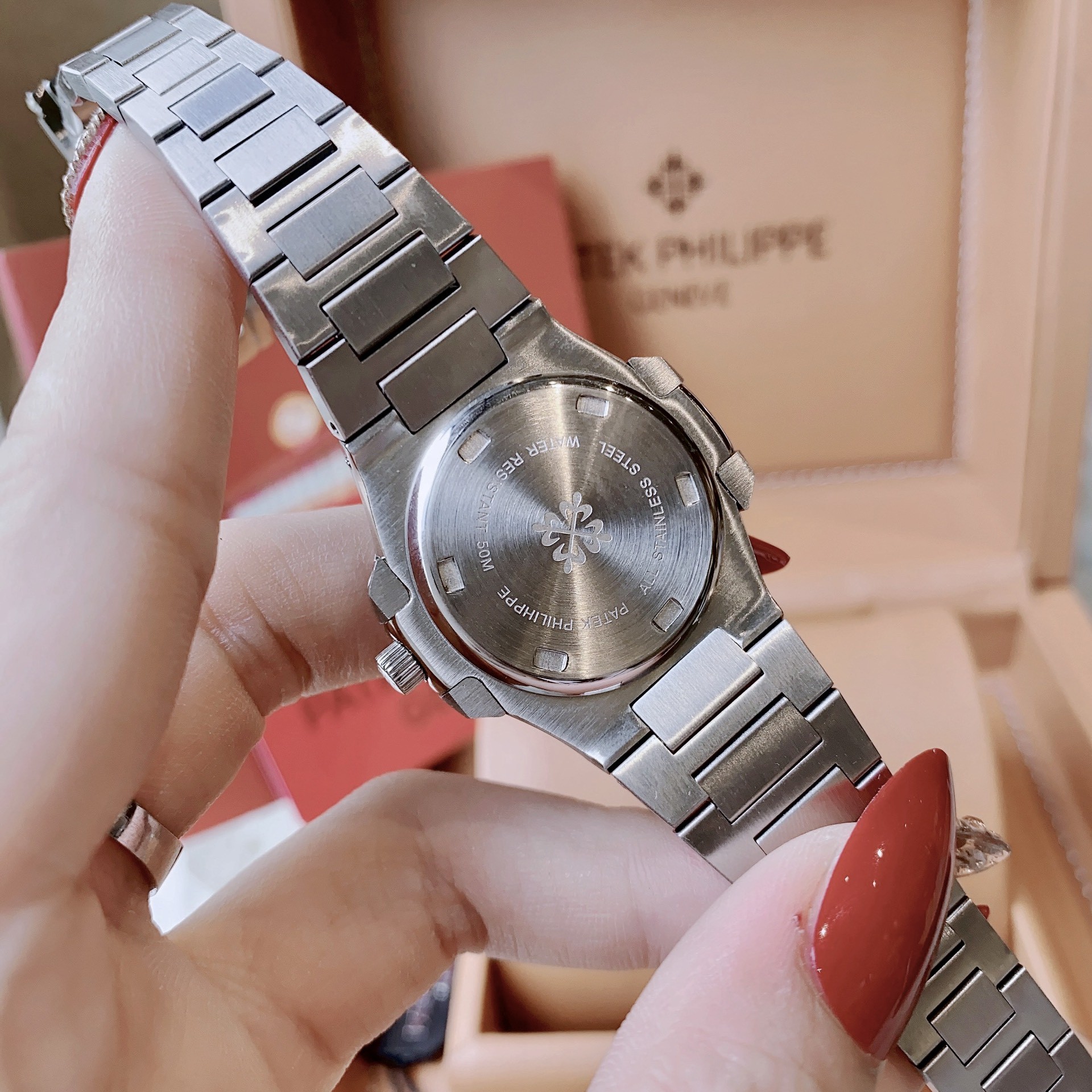 Đồng Hồ Nữ Patek Philippe Nautilus Dây Kim Loại Silver Mặt Ombre Viền Đính Đá 32mm - Quartz