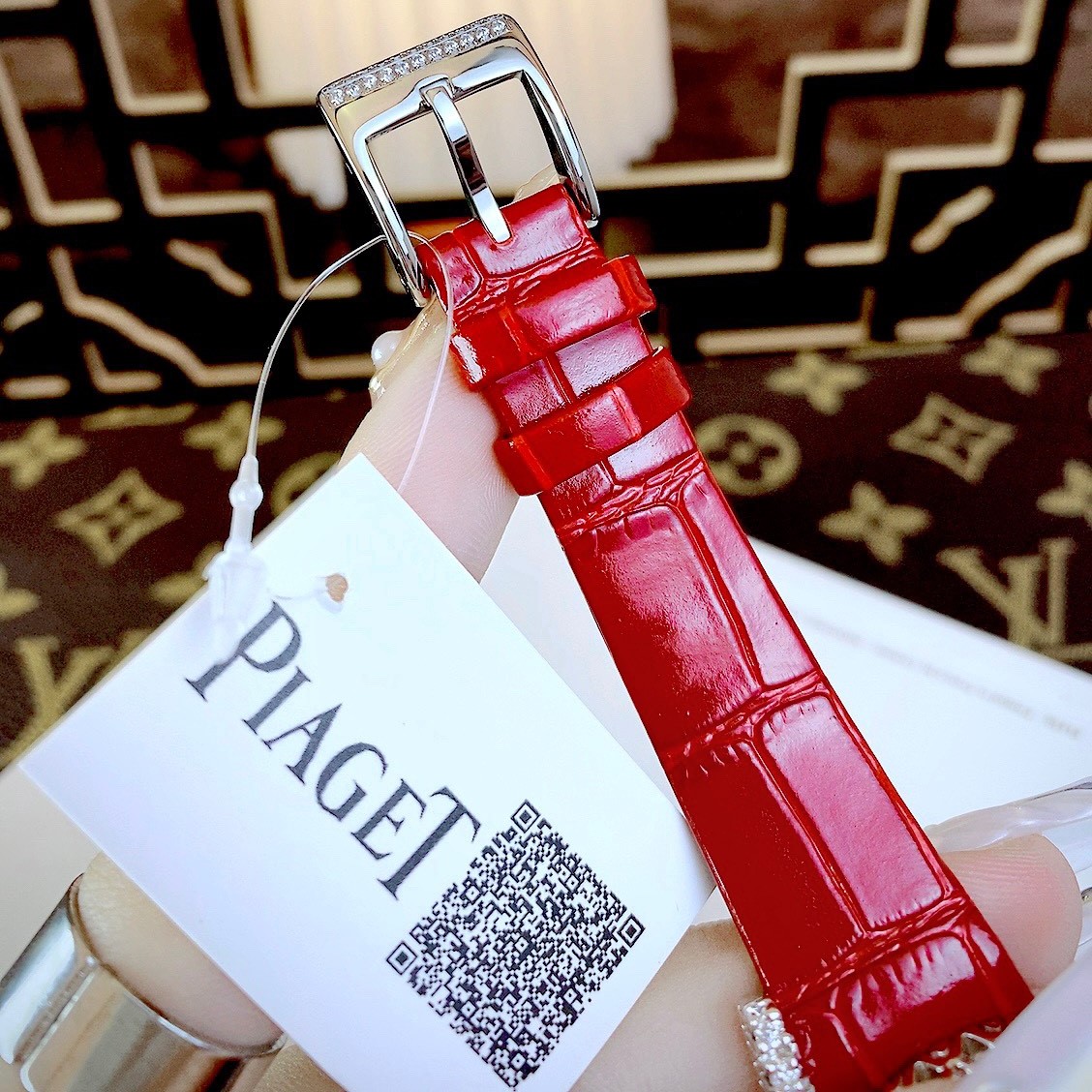 Đồng Hồ Piaget Nữ Dây Da Đỏ Mặt Xà Cừ Trắng Đính Đá Hồng Size 32mm