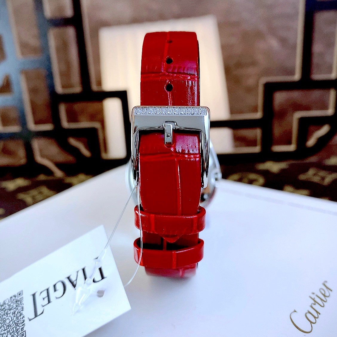 Đồng Hồ Piaget Nữ Dây Da Đỏ Mặt Xà Cừ Trắng Đính Đá Hồng Size 32mm