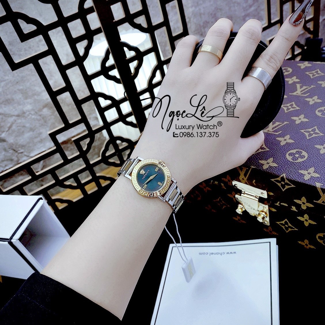 Đồng Hồ Nữ Versace Petit Dây Kim Loại Demi Vàng Mặt Xanh Size 28mm VE6M00322