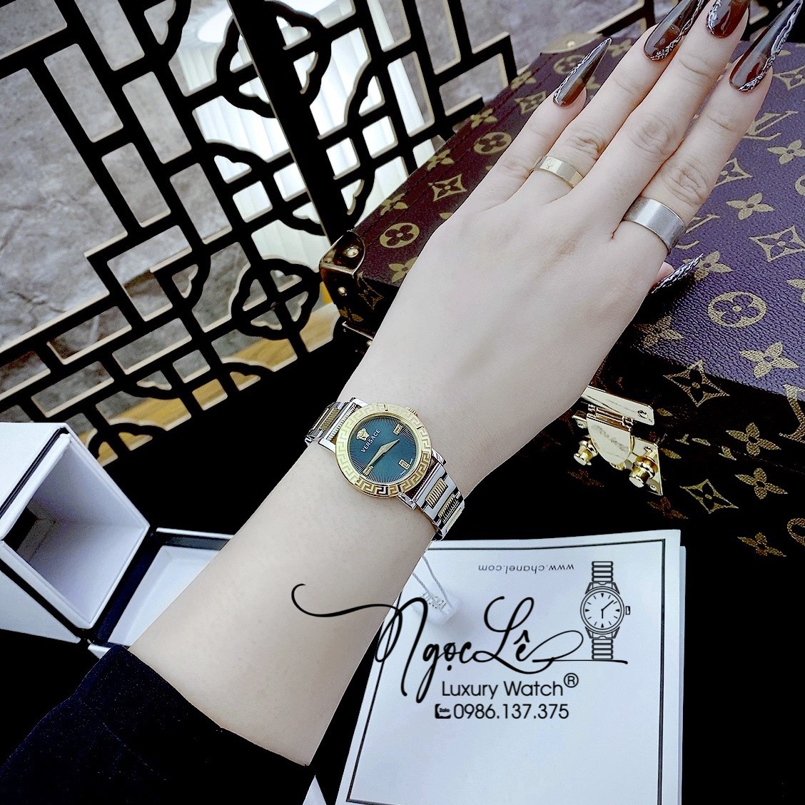 Đồng Hồ Nữ Versace Petit Dây Kim Loại Demi Vàng Mặt Xanh Size 28mm VE6M00322