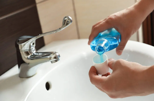 Nước súc miệng có thể làm giảm sự lây lan của virus Corona