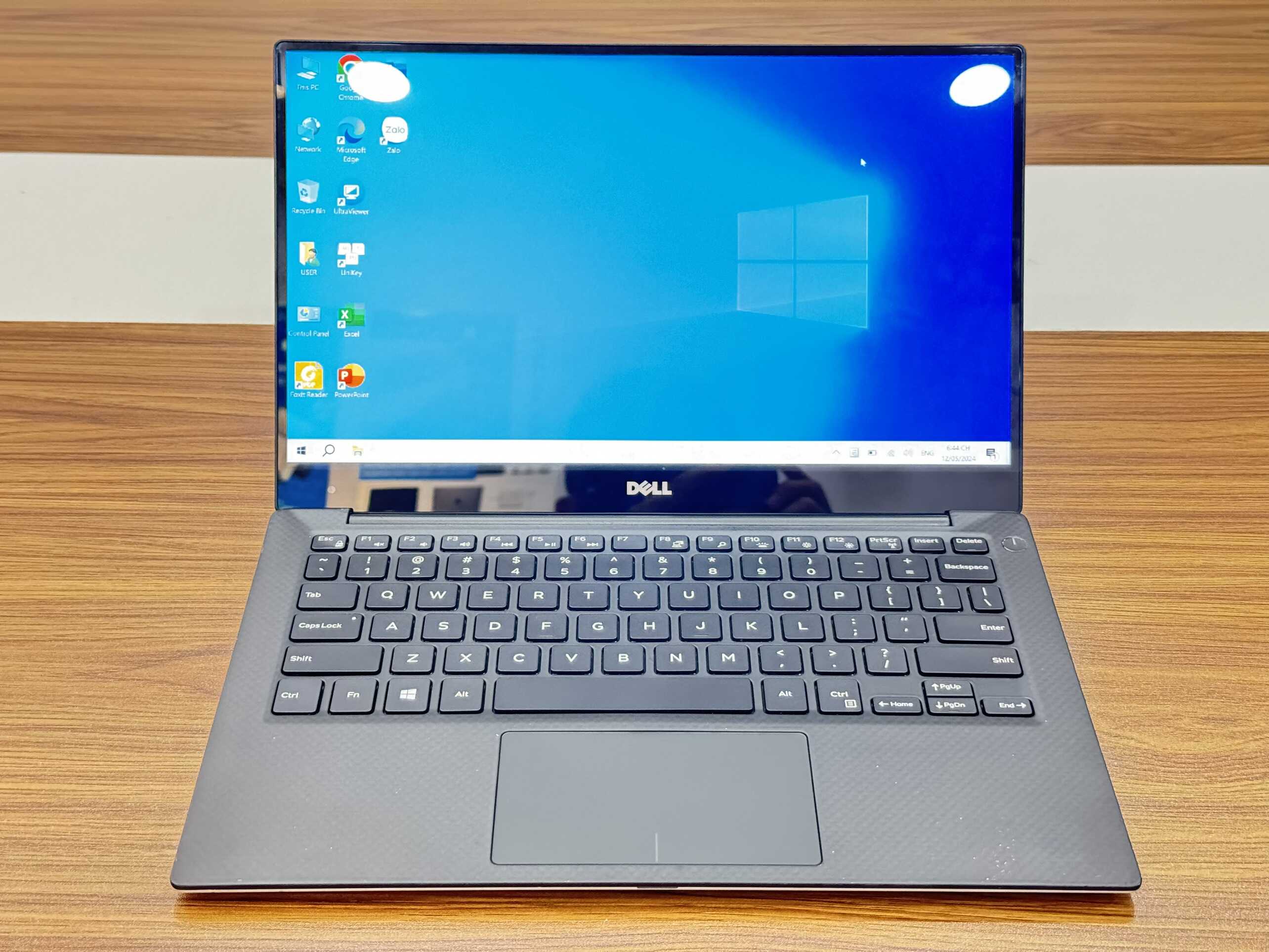 DELL XPS 13 i7-6500u／メモリ8GB／SSD256GB Dell Xps P54G 13.3” Touchscreen Core i7-6500U/ 8 GB/256 GB