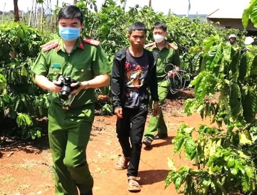 Giang nhặt 1 khúc gỗ trong vườn, đánh nhiều nhát vào đầu nạn nhân, sau đó bóp cổ, thực hiện hành vi hiếp dâm, rồi kéo thi thể ném xuống giếng.   Ngày 30/3, nguồn tin của Tiền Phong cho biết, Công an tỉnh vừa phối hợp với Viện Kiểm sát nhân dân tỉnh Gia Lai thực nghiệm điều tra vụ án sát hại, hiếp dâm nạn nhân rồi phi tang thi thể xuống giếng tại thôn Ia Sâm, xã Ia Rong, huyện Chư Pưh, Gia Lai.  Theo thông tin ban đầu, khoảng 20h ngày 14/3, chị T.T.H. (SN 1976, trú thôn Ia Sâm) đi xe máy đến rẫy của gia đình để tưới cà phê. Sáng hôm sau người thân không thấy chị H. về nên vào rẫy tìm.  Đến 16h ngày 15/3, anh Trịnh Văn Hùng (SN 1988, em trai chị H.) phát hiện ở gốc cà phê gần vòi nước đang tưới có chiếc quần phụ nữ. Quan sát xung quanh, anh Hùng thấy nắp đậy giếng gần nhà rẫy bị hở liền đến nhìn xuống thì bàng hoàng phát hiện thi thể chị H. Tiếp nhận tin, Công an huyện Chư Pưh đã phối hợp với Phòng Cảnh sát Hình sự, Phòng Kỹ thuật Hình sự Công an tỉnh khám nghiệm hiện trường, khám nghiệm tử thi, lấy lời khai những người liên quan.  Kết quả khám nghiệm cho thấy, đầu của nạn nhân bị đánh nhiều lần bằng vật cứng gây thương tích nặng dẫn đến tử vong; thân trên nạn nhân mặc áo, thân dưới không mặc quần, vùng kín bị xâm hại tình dục.  Trước vụ án đặc biệt nghiêm trọng này, Công an tỉnh Gia Lai đã cử 2 tổ công tác gồm 10 người xuống hiện trường, phối hợp với công an địa phương triển khai các biện pháp nghiệp vụ. Theo Công an tỉnh Gia Lai, khi khám nghiệm hiện trường đã phát hiện trên người nạn nhân đeo dây chuyền vàng và trong túi quần có 7 triệu đồng nên loại trừ khả năng đối tượng giết người vì mục đích cướp tài sản.  Sau 2 tuần tích cực truy xét, lực lượng công an xác định, tối ngày 14/3, tại thôn la Sâm có hai nhóm thanh niên tổ chức ăn nhậu, cách rẫy cà phê của nạn nhân khoảng 100m. Lời khai của những người liên quan tương đối trùng khớp nhưng biểu hiện của đối tượng Rah Lan Giang (SN 2001, trú cùng thôn) mang nhiều nghi vấn. Ban đầu, tại cơ quan công an, Giang tỏ ra lầm lỳ, ít nói, lảng tránh. Tuy nhiên, qua nhiều giờ đấu trí, trước chứng cứ không thể chối cãi, chiều 28/3, Giang đã nhận tội.  Giang khai, sau khi uống rượu với nhiều người trong làng, đối tượng về nhà cãi nhau với gia đình, rồi bỏ ra chòi rẫy ngủ. Đến 21h ngày 14/3, khi đi qua vườn cà phê thấy chị H. đang rọi đèn tưới nước đã nảy sinh ý định hiếp dâm.  Để tránh bị chị H. phát hiện, Giang nhặt 1 khúc gỗ trong vườn, lẻn ra sau lưng đánh nhiều nhát vào đầu nạn nhân, sau đó bóp cổ, thực hiện hành vi hiếp dâm. Sợ bị người khác phát hiện, đối tượng đã kéo lê thi thể nạn nhân và xe máy ném xuống giếng nhằm phi tang dấu vết.  Tiền Lê  -----------------------  Vụ án bắt hung thủ trước khi thấy xác nạn nhân (P1): Căn nhà loang vết máu  Khi tiến hành khám nghiệm hiện trường, công an phát hiện vô vàn vết máu, loang lổ từ trong nhà ra đến thềm. Tuy nhiên, căn nhà vắng lặng, chẳng có bóng người. Điều này đã mở ra một trong những vụ án 'gay cấn' nhất trong lịch sử tố tụng tỉnh Cao Bằng.   Vợ chồng anh Triệu Văn Hải và Đặng Thị H đã hai ngày chẳng ra khỏi nhà. Căn nhà của họ nằm ở tổ 13 phường Phố Hiến (TP Cao Bằng, tỉnh Cao Bằng) vắng lặng khác ngày thường.  Anh Hải làm bác sỹ tại bệnh viện tỉnh, chị vợ làm cho một đơn vị nhà nước khác cũng đóng tại Tp Cao Bằng. Từ trưa 30- 31/8/2018, cơ quan của hai người liên tục gọi điện nhưng không liên lạc được với anh Hải và chị H.  Sốt ruột, phía bệnh viện cử người tới tận nhà anh Hải để tìm. Tại đây, hàng xóm sau khi gọi nhiều lần không có kết quả nên đã nhờ người trèo vào trong nhà anh Hải để xem có chuyện gì.  Khi người thanh niên vào bên trong, đập vào mắt là cảnh đồ đạc lộn xộn, dưới nền nhà vương vãi rất nhiều vết máu. Tìm khắp chẳng thấy vợ chồng anh Hải đâu, người này đi ra báo lại hiện tượng "lạ" trên.  Thông tin về vụ việc được Công an tỉnh Cao Bằng tiếp nhận. Một tổ công tác lập tức xuống hiện trường để làm rõ.  Trong căn nhà của vợ chồng anh Hải, đồ đạc có dấu hiệu bị lục soát, xô đẩy. Dưới nền nhà có nhiều vết nâu nghi máu, vương vãi khắp nơi. Khi xem xét toàn diện, công an nhận thấy các cửa ra vào không có dấu hiệu bị cạy, phá. Tiến hành mở rộng khám nghiệm, lực lượng điều tra còn tìm thấy những vết nghi máu ở phần thềm nhà.  Tuy vậy, trong nhà tuyệt không thấy bóng dáng của hai vợ chồng anh Hải. Hai người này đang ở đâu, tại sao có nhiều vết máu đến vậy? Liệu có phải anh Hải và chị H đã bị sát hại rồi kẻ gian đem thi thể đi chỗ khác phi tang?  Lúc này, toàn bộ liên lạc của hai vợ chồng anh Hải đều đã bị "cắt" một cách hết sức bí hiểm.  Bức thư mới viết  Các cán bộ kỹ thuật hình sự tiến hành khám nghiệm hết sức tỉ mỉ. Họ lấy mẫu nâu nghi máu để trưng cầu giám định. Tại hiện trường, công an bất ngờ tìm thấy một quyển sổ, trong đó có trang giấy ghi lại "lời thú tội" của anh Hải.  Người viết bức thư tự nhận mình là Hải và thú nhận vừa bóp cổ vợ khiến chị này tử vong.  Bức thư này viết nguệch ngoạc, đưa ra những thông tin ban đầu khá mù mờ. Chính vì thế, các điều tra viên Công an tỉnh Cao Bằng tiến hành thu thập, gửi đi giám định và chưa thể coi đó là căn cứ chính xác trong quá trình điều tra ban đầu.  Khi rà soát đồ đạc trong nhà, công an nhận thấy hai chiếc xe máy hiệu Hoda của vợ chồng anh Hải đã không còn. Điều này đặt ra giả thuyết đây có thể là vụ án giết người, cướp tài sản. Thế nhưng, nếu là giết người thì kẻ nào đã gây ra? anh Hải như lời tự thú hay là người khác gây án với vợ chồng nạn nhân rồi cố tình để lại bức thư nhằm đánh lạc hướng cơ quan điều tra?  Xét mức độ nghiêm trọng và phức tạp của vụ án, Công an tỉnh Cao Bằng đã quyết định thành lập chuyên án nhằm tập trung tối đa lực lương để làm rõ.  Ba khả năng  Căn cứ vào kết quả khám nghiệm ban đầu và các thông tin thu thập được, Công an tỉnh Cao Bằng nhận định có 3 khả năng xảy ra. Đầu tiên đây là vụ án giết người, cướp tài sản. Với dấu vết tại hiện trường thì kẻ gây án hẳn có quen biết với vợ chồng nạn nhân, có thể vào nhà từ trước rồi gây án. Sau khi xong việc đã đem thi thể vợ chồng anh Hải tới nơi khác phi tang, lấy xe máy tẩu toát.  Khả năng thứ 2 là rất có thể do có nợ nần, vợ chồng anh Hải tự dàn dựng lên sự việc để đánh lừa dư luận và bỏ trốn. Ngoài ra còn có khả năng vụ án xuất phát từ mâu thuẫn nợ nần, tình ái, thù ghét cá nhân.  Khả năng cuối cùng là hậu quả từ những xích mích, mâu thuẫn giữa hai vợ chồng, dẫn tới việc chồng hoặc vợ sát hại người còn lại và bỏ trốn.  Công an khám nghiệm hiện trường (ảnh tư liệu) Công an khám nghiệm hiện trường (ảnh tư liệu)  Khi dựng lên những kịch bản này, các tổ trinh sát được phân công nhiệm vụ rà soát hết sức ráo riết, triệt để.  Công an tỉnh Cao Bằng đã tiến hành gọi hỏi, sàng lọc nhiều đối tượng cộm cán, đối tượng có tiền án tiền sự, ma túy, cờ bạc trên địa bàn. Tuy nhiên, kết quả đem lại là con số không tròn chĩnh.  Ở hướng khác, khi xác minh về quan hệ vợ chồng nạn nhân, các trinh sát được biết anh Hải từng có gia đình. Do bản tính vũ phu, hay đánh vợ nên hai người ly hôn. Khi quen và cưới chị H, hàng xóm cũng cho hay hai người này thường to tiếng, lục đục. Tuy vậy, những mâu thuẫn này chưa đủ để đưa đến nhận định về động cơ của vụ án.  Thêm nữa, anh Hải xuất hiện một vài khoản nợ ngoài xã hội. Thế nhưng, những khoản tiền này không đủ lớn để trở thành nguyên nhân giết người, cũng không đủ nhiều để hai vợ chồng phải tạo hiện trường giả nhằm bỏ trốn.  Vào thời điểm này, việc truy tìm tung tích, thi thể của anh Hải, chị H cũng được Công an Cao Bằng đẩy mạnh. Nhiều ngày trôi qua, bóng dáng của cặp vợ chồng ấy vẫn mờ mịt. Các điều tra viên dường như đang gặp phải một "mớ bòng bong" chưa có lời giải.  T.Sơn