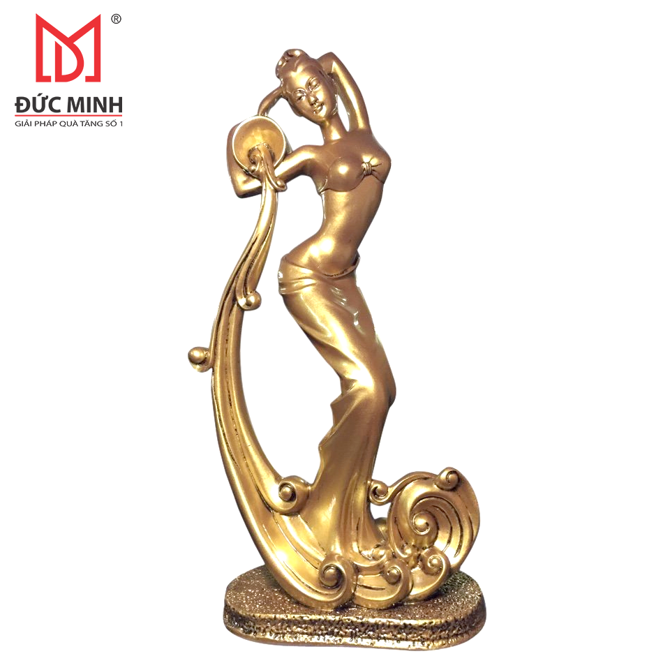 Tượng cô gái đổ nước