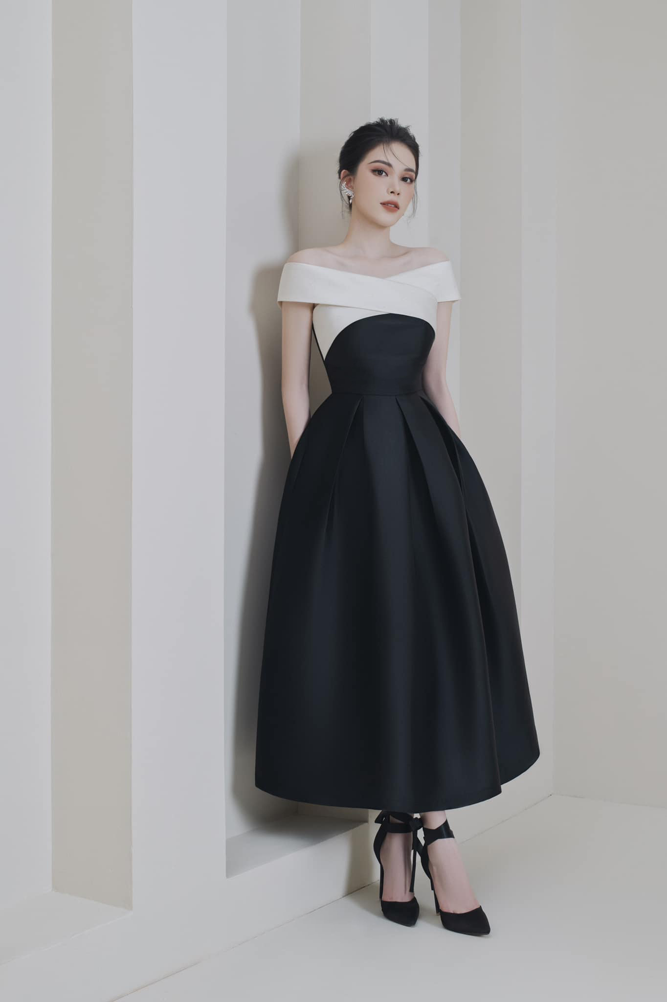 Chân váy xòe đen đính nút CV02-23 | Thời trang công sở K&K Fashion
