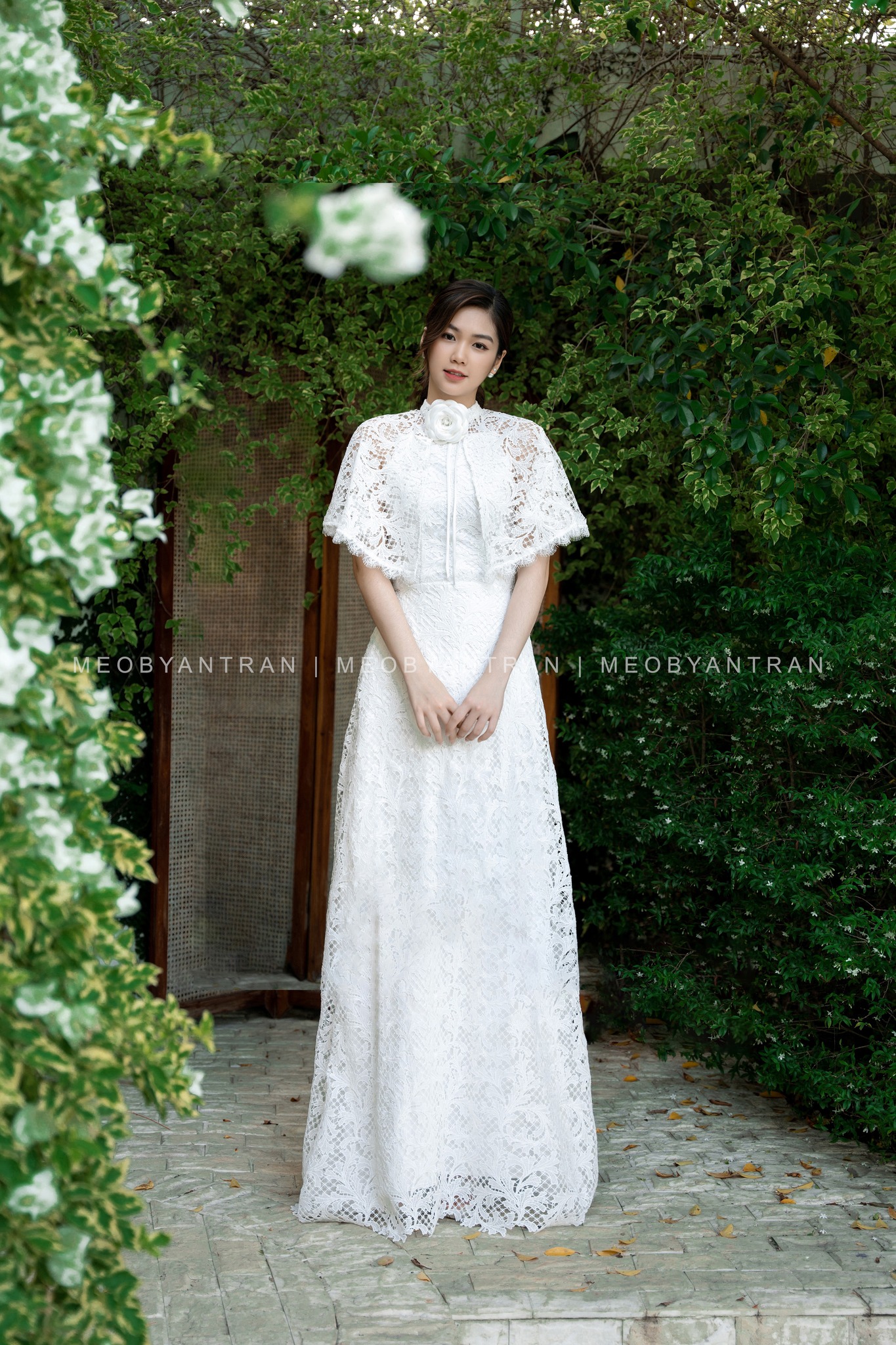 Váy cưới ren trắng cho cô dâu đi bàn phong cách trẻ trung #1094