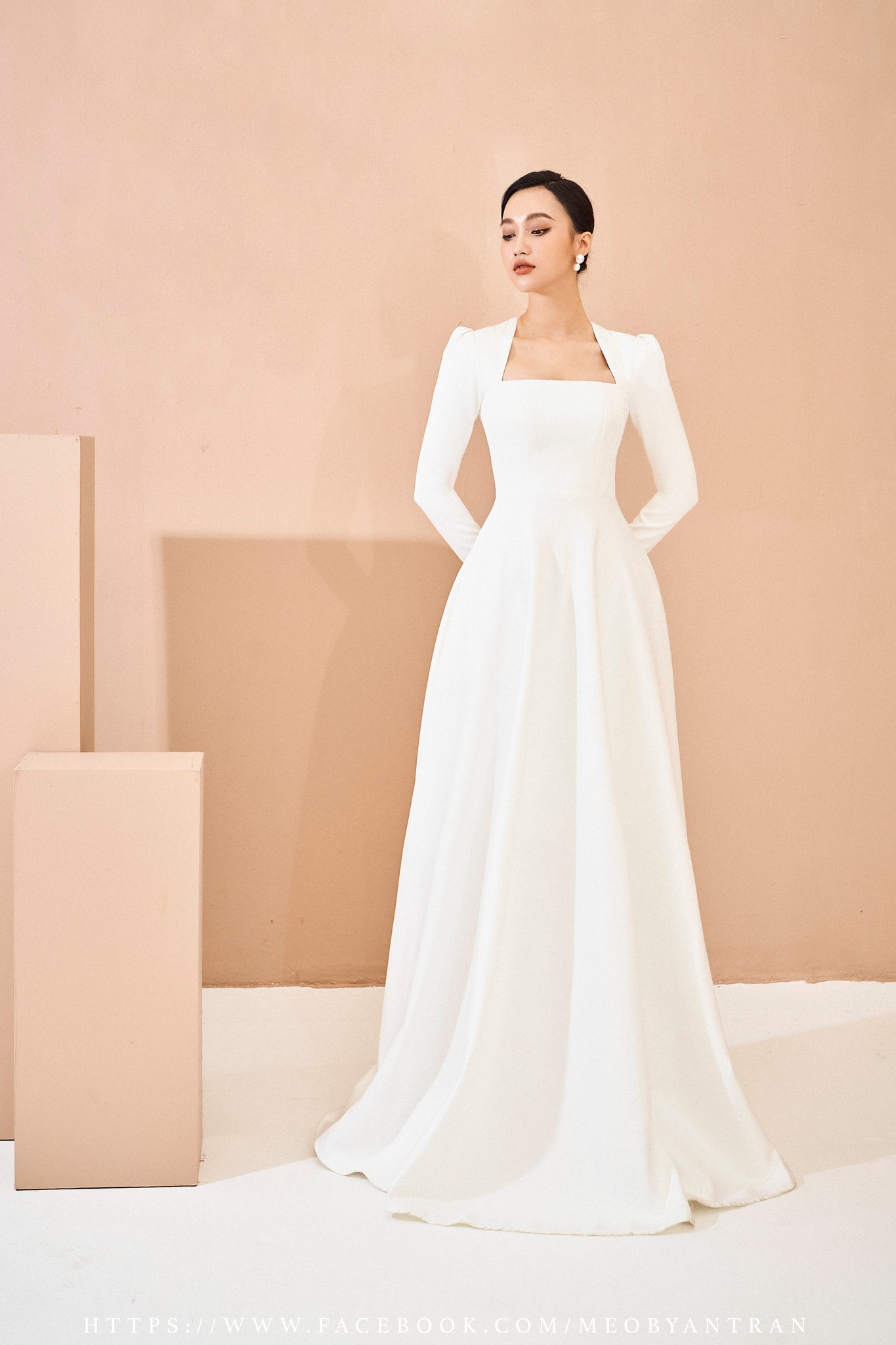 Calla Bridal - Những mẫu váy cưới với thiết kế dài tay cổ vuông mang hơi  hướng cổ điển rất được lòng các cô dâu Calla trong mùa cưới năm nay. Mẫu