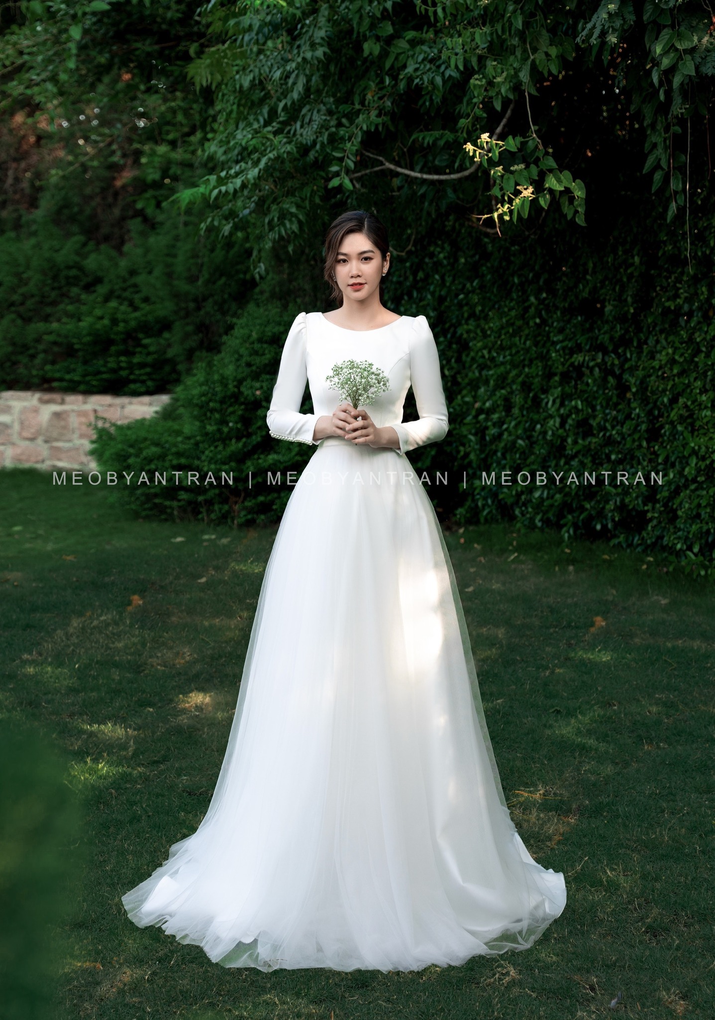 Váy cưới cô dâu Quỳnh Anh màu trắng kim tuyến xước tay dài cổ điển - VC27 -  NiNiStore 2024