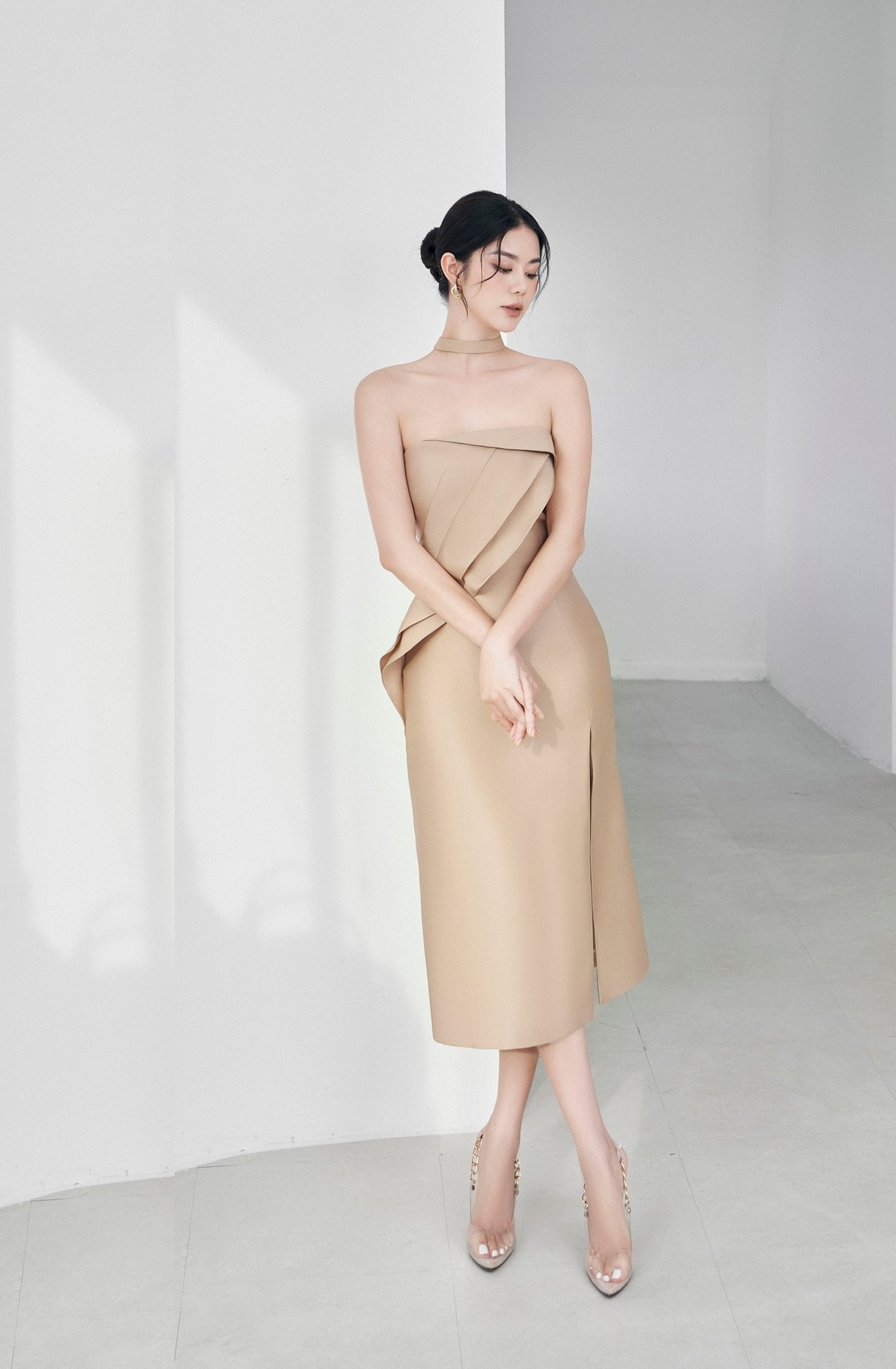 Một chiếc váy dài qua gối hay thiết kế cut-out tinh tế sẽ giúp bạn thanh lịch và sang trọng hơn nhiều