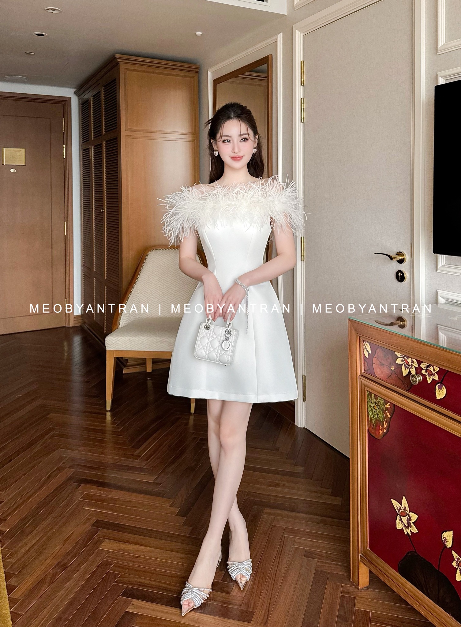 Đầm xoè lông vũ vai ngang NGẮN #3070