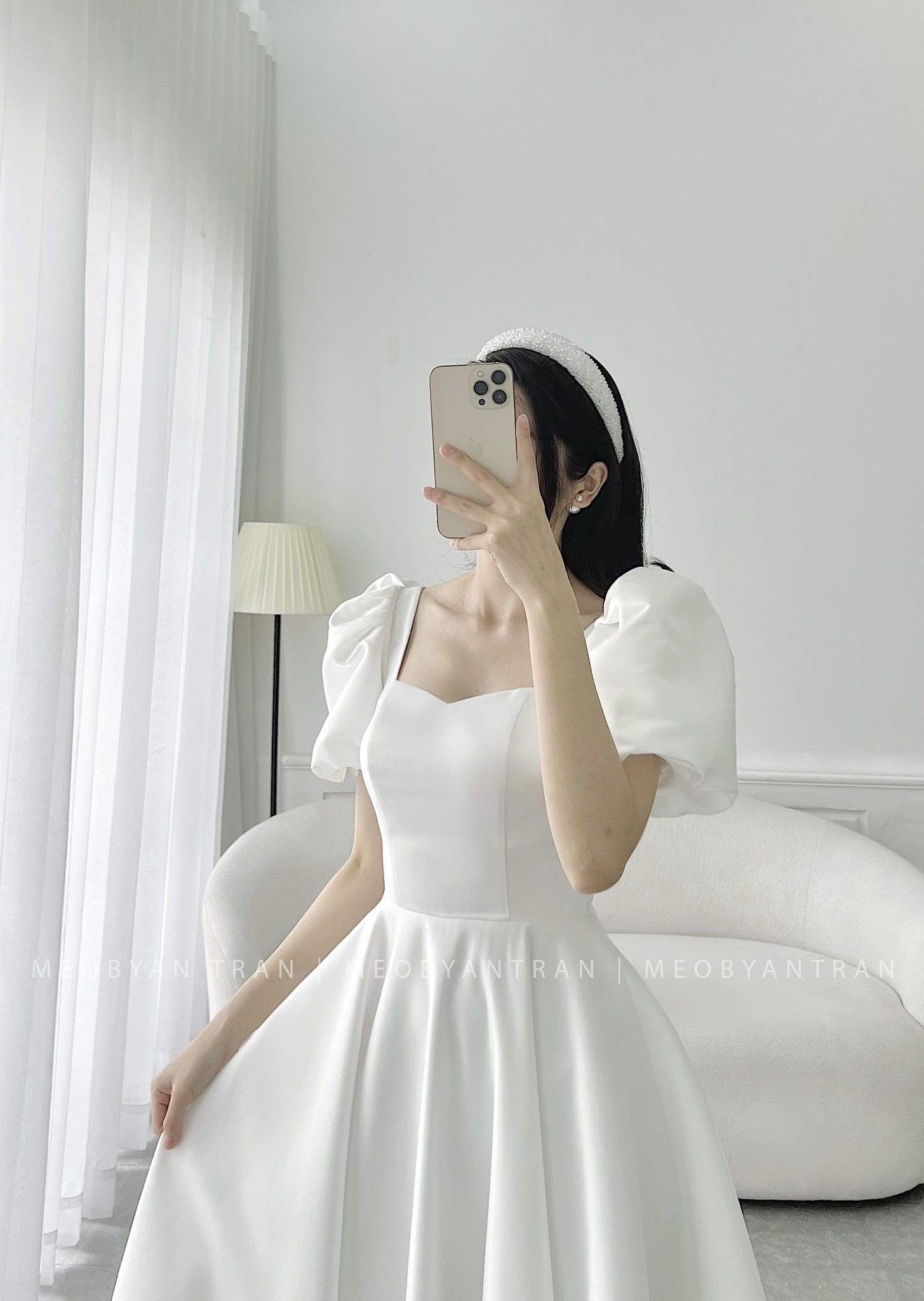 Váy cưới suông tay phồng cổ điển