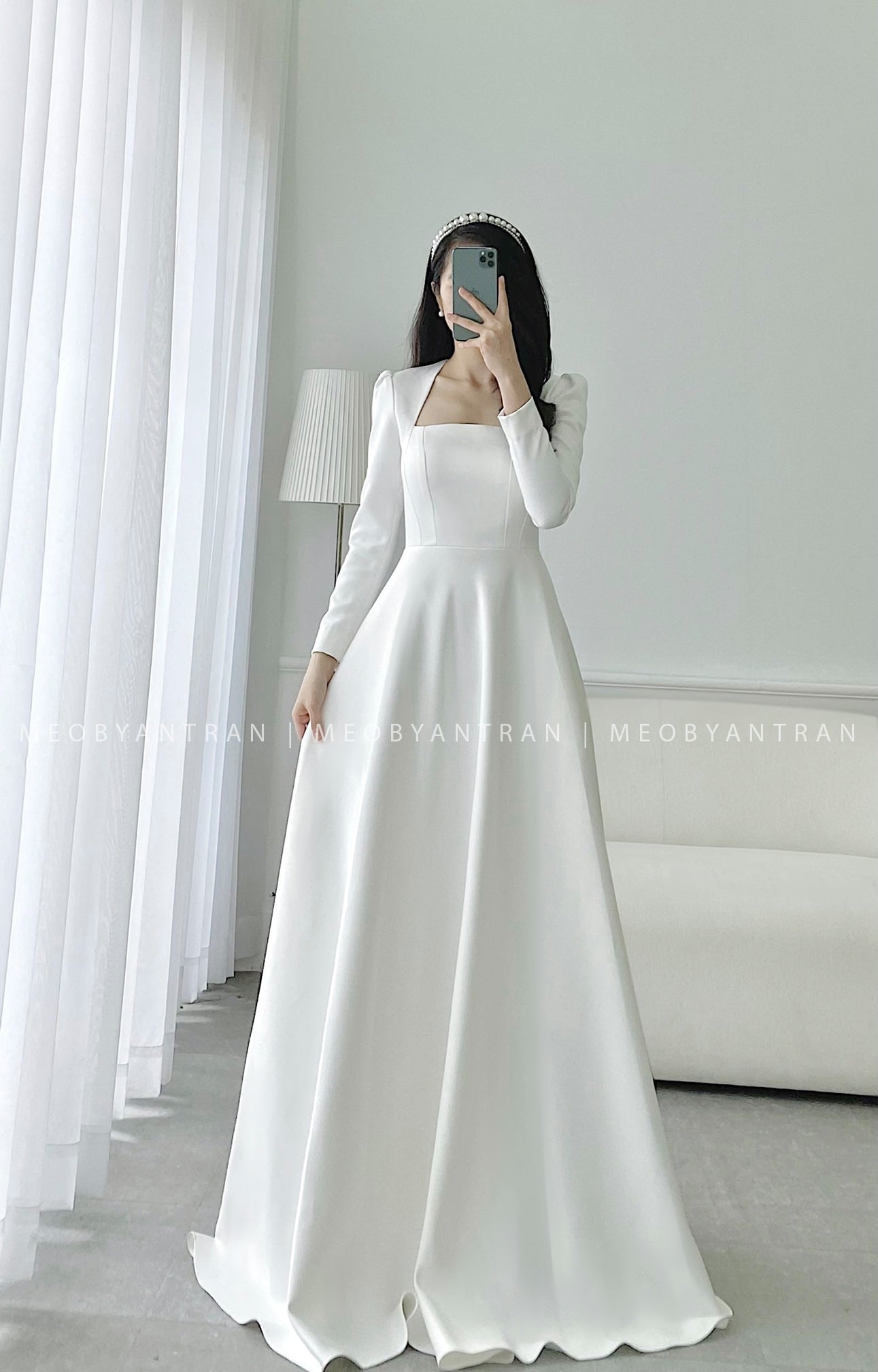 Váy cưới màu trắng suông cổ điển tùng kim tuyến mịn - DH03 - NiNiStore 2024
