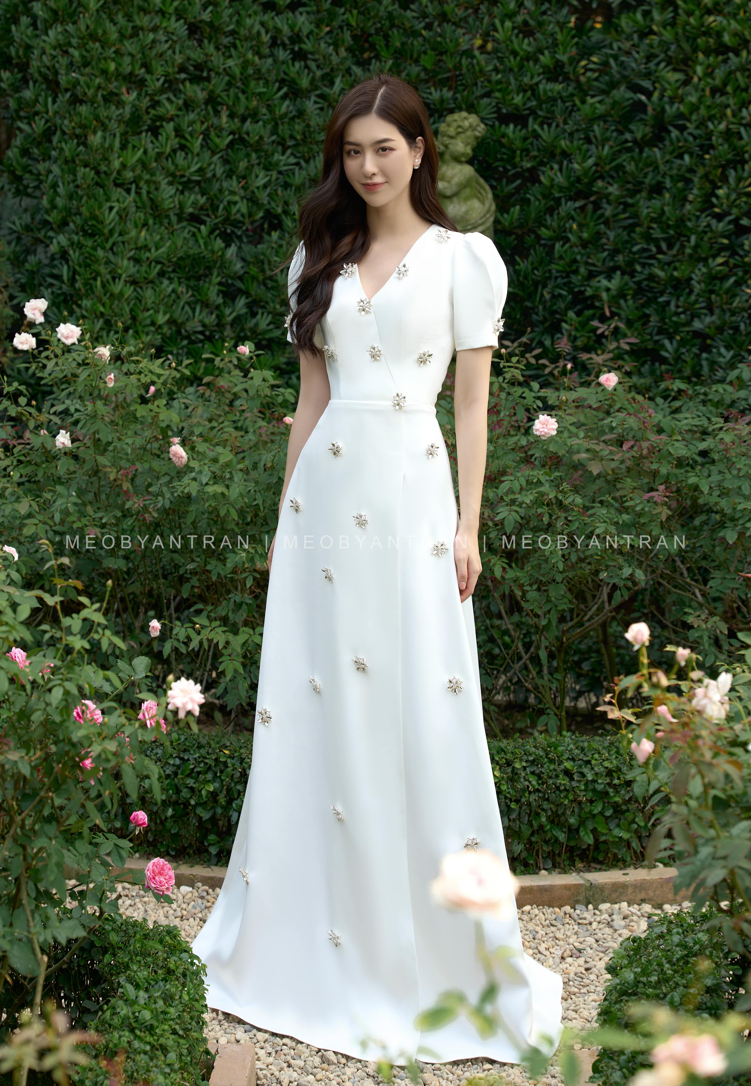 Top 10+ Mẫu váy cưới trắng trơn Đơn giản nhưng không kém phần lộng lẫy