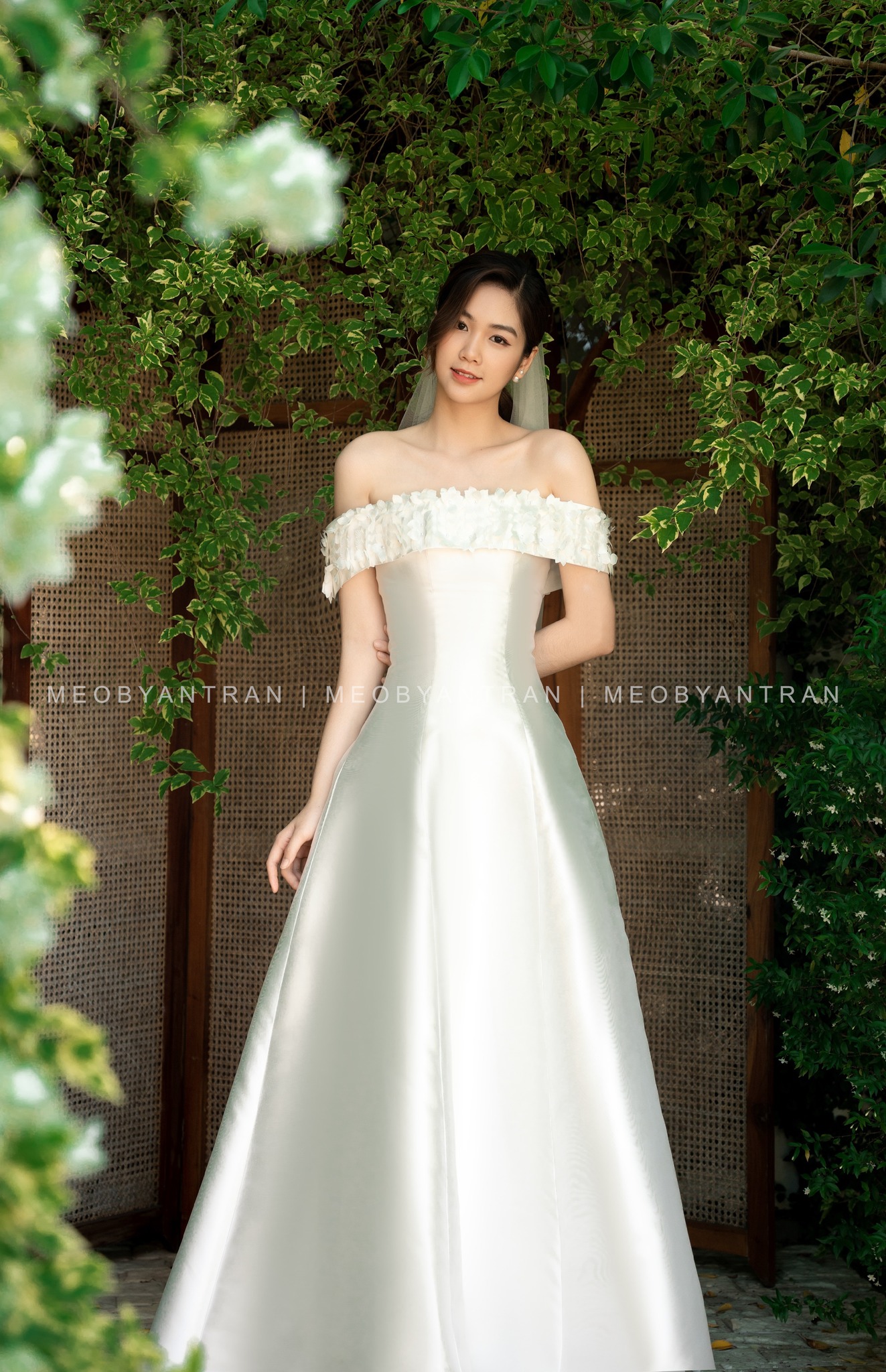 Váy cưới trơn trễ vai có nơ trước ngực xòe nhẹ (PDPN-L5) – M.O.T Bridal –  For Love, For Life