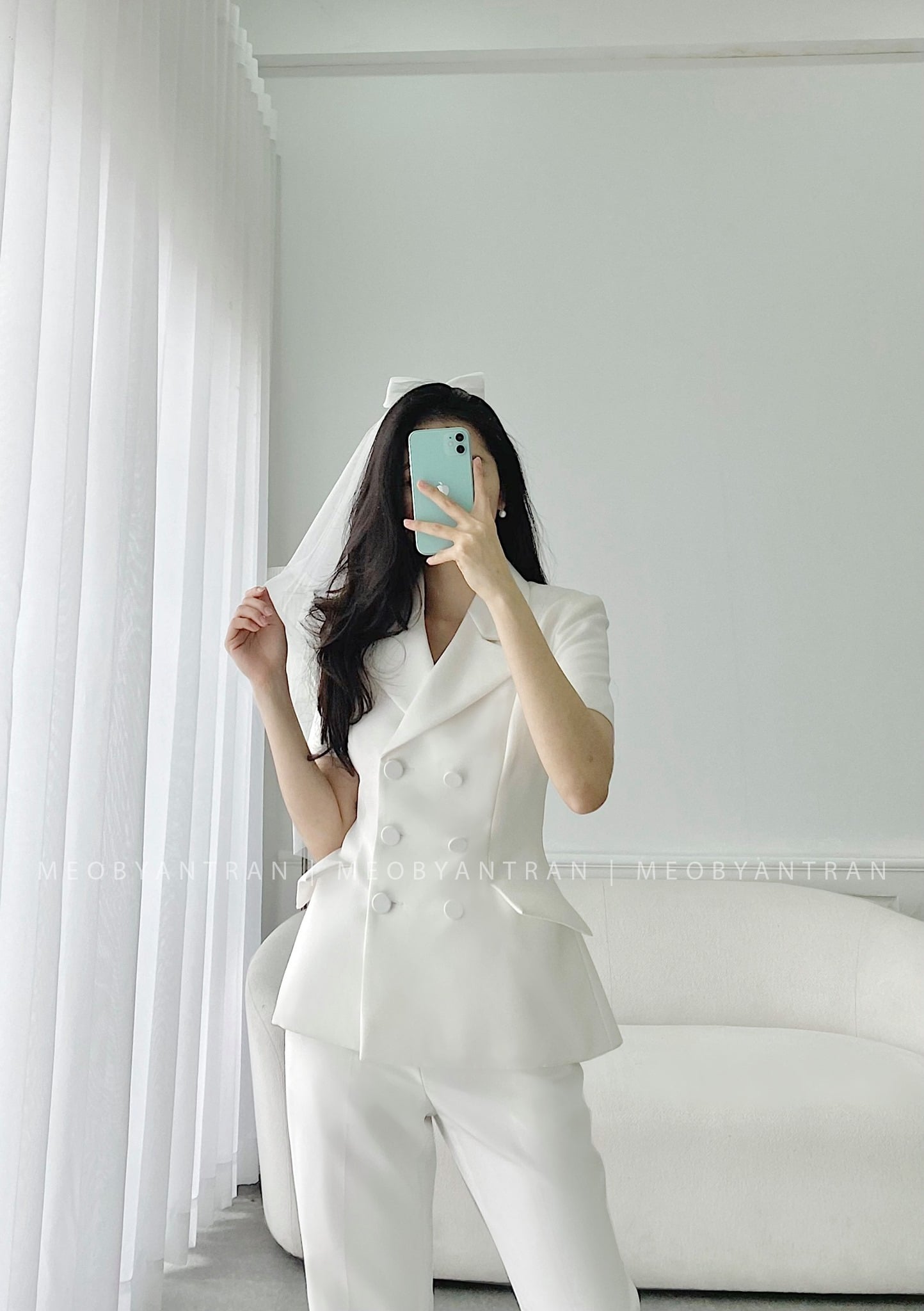 Áo khoác vest nữ màu trắng: Mặc sao cho ấn tượng?