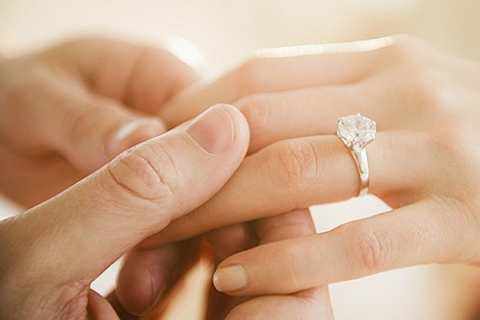 Sự khác biệt giữa nhẫn cưới thiết kế và đại trà