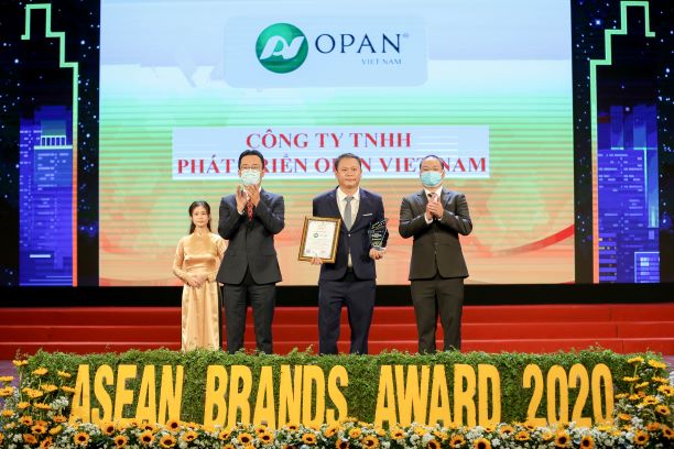 Ông Đỗ Trọng Nghĩa – Phó Tổng Giám Đốc OPAN Viet Nam đại diện nhận chứng nhận