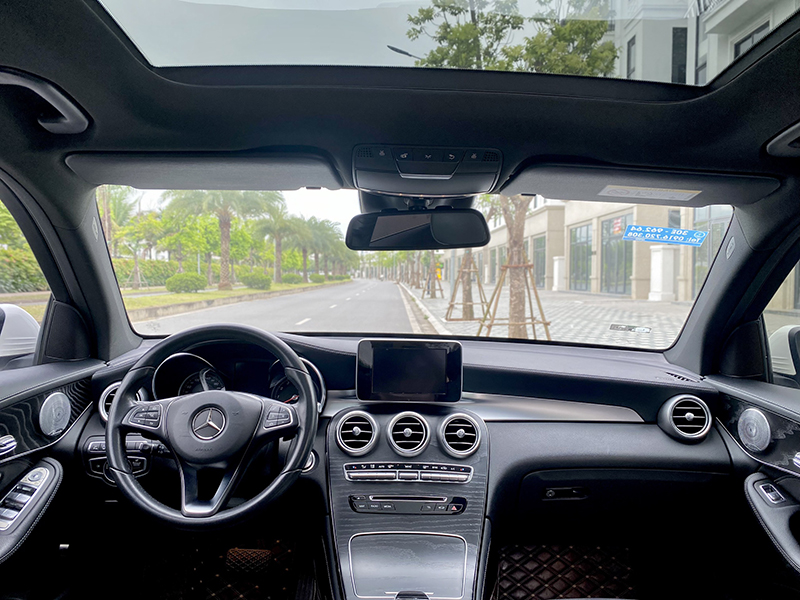 GLC300 2017 (Trắng/nội thất đen)