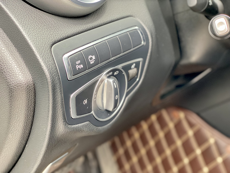 GLC300 2017 (Trắng/nội thất đen)