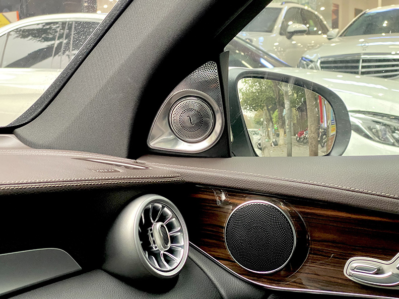 GLC200 trắng/nội thất nâu 2019