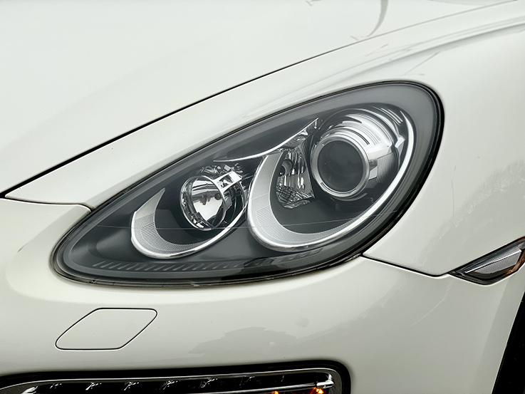 Porsche Cayene 2011 (Trắng/nội thất kem)