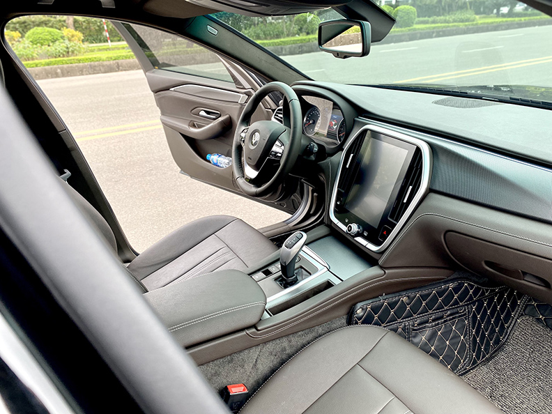 [VINFAST] Lux A 2022 (Đen/nội thất nâu)