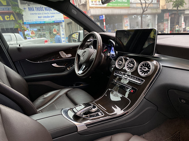 GLC200 trắng/nội thất nâu 2019
