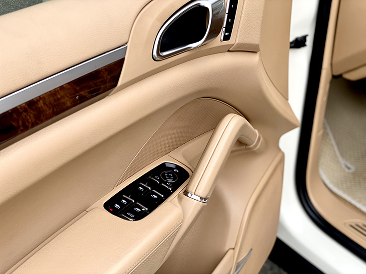 Porsche Cayene 2011 (Trắng/nội thất kem)