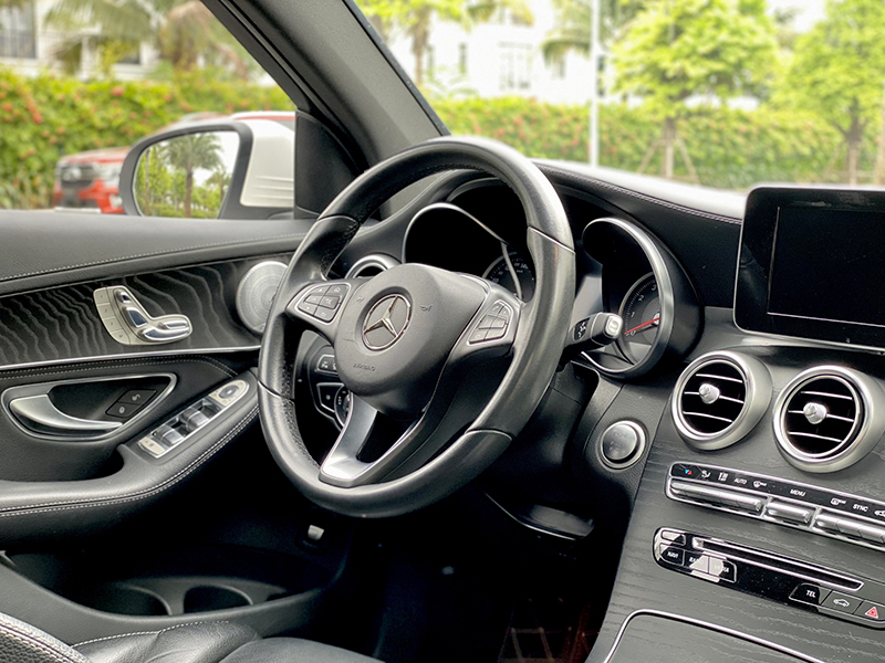 GLC300 2017 (Trắng/nội thất đen)