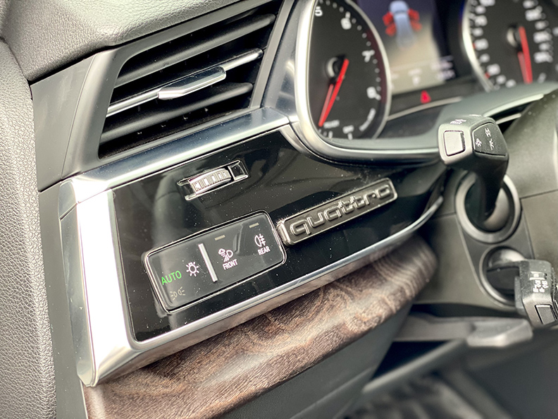 Audi Q7 trắng 2020 -  55TFSI Sline