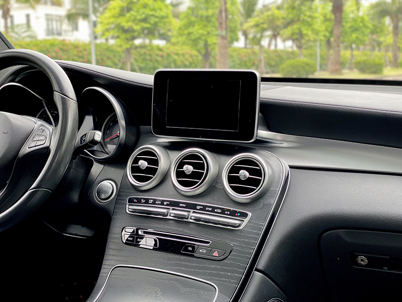 GLC300 2017 (Trắng/nội thất đen)