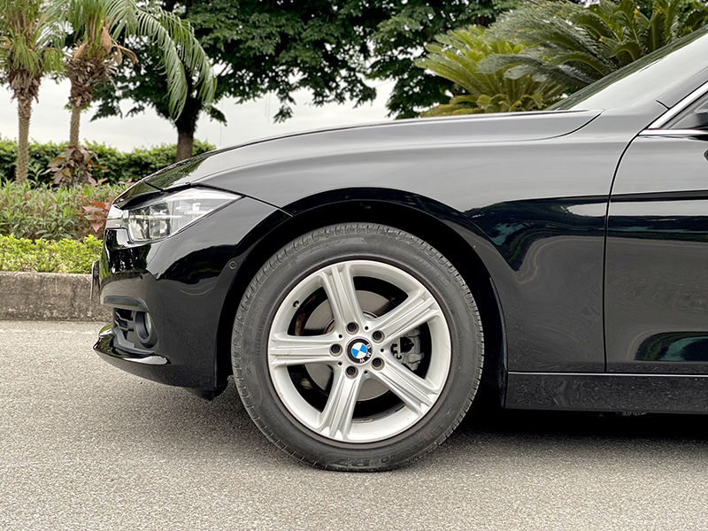 BMW 320i Luxury 2018 (Đen/nội thất đen)