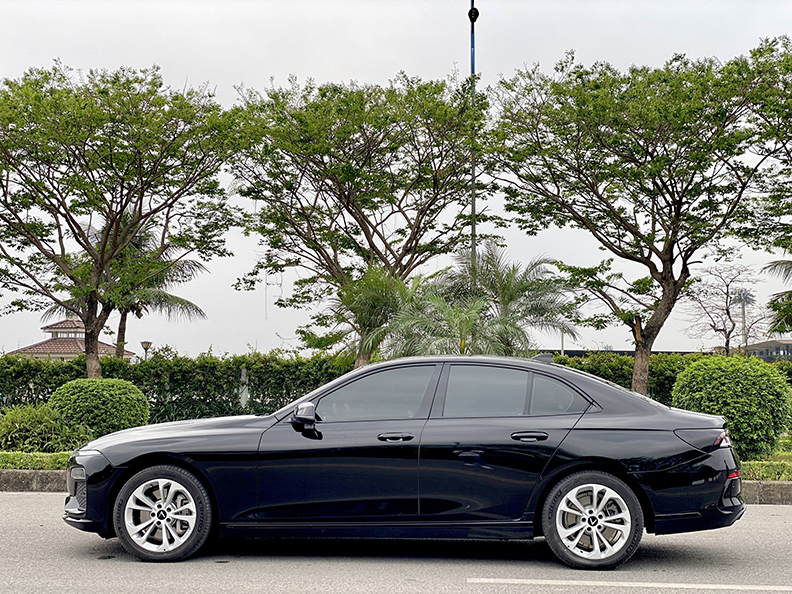 [VINFAST] Lux A 2022 (Đen/nội thất nâu)