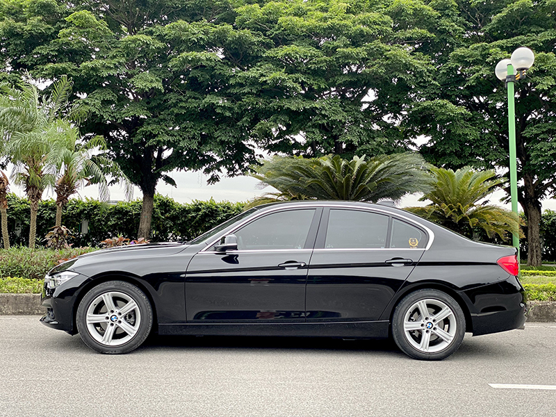 BMW 320i Luxury 2018 (Đen/nội thất đen)