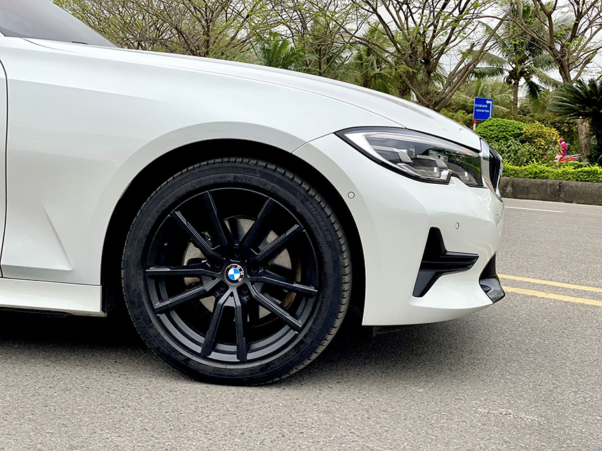 BMW 320i Sportline Plus 2020 (Trắng/nội thất kem)
