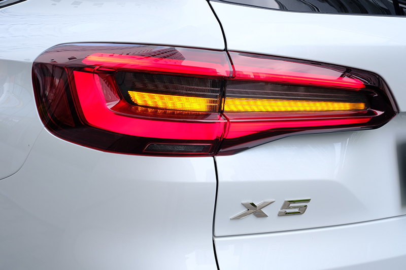 BMW 𝐗𝟓 𝐌𝐬𝐩𝐨𝐫𝐭 2021 (Trắng/nội thất Nâu)