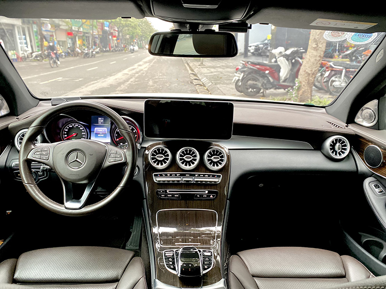 GLC200 trắng/nội thất nâu 2019