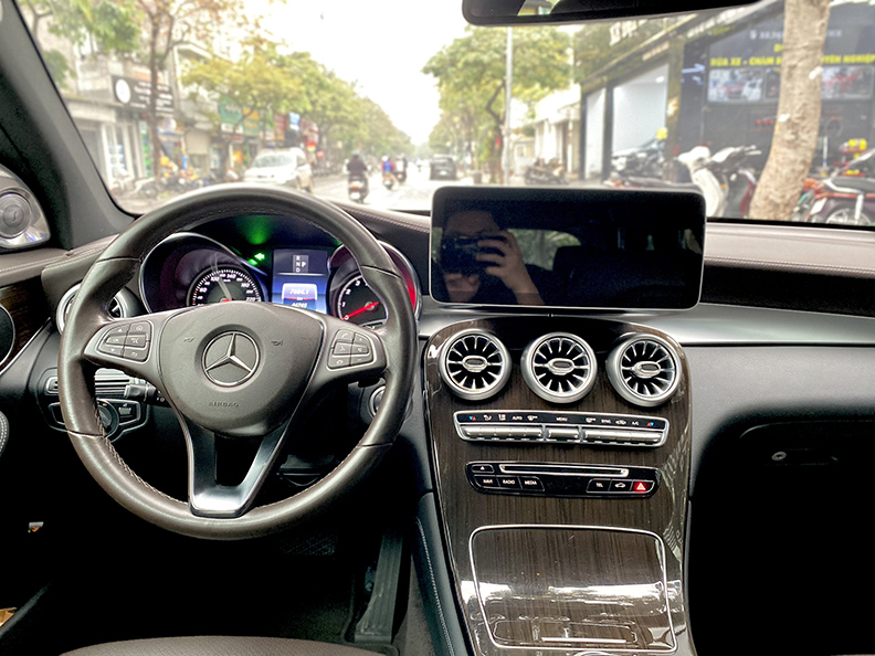 GLC200 trắng/nội thất nâu 2019