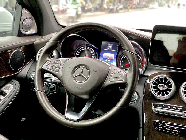 GLC200 trắng/nội thất nâu 2019
