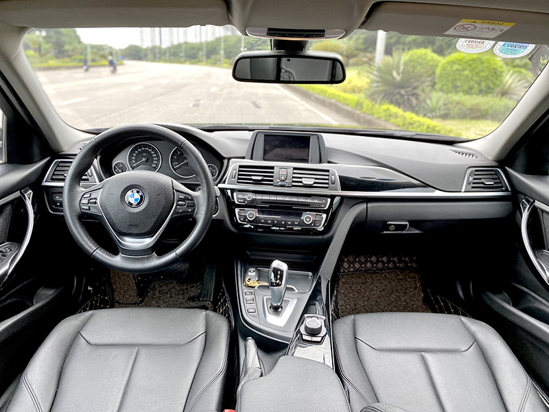 BMW 320i Luxury 2018 (Đen/nội thất đen)