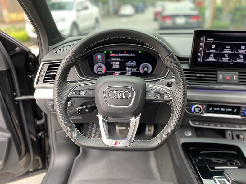 Audi Q5 Sline đen/nội thất đen 2021