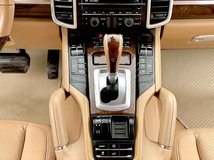 Porsche Cayene 2011 (Trắng/nội thất kem)