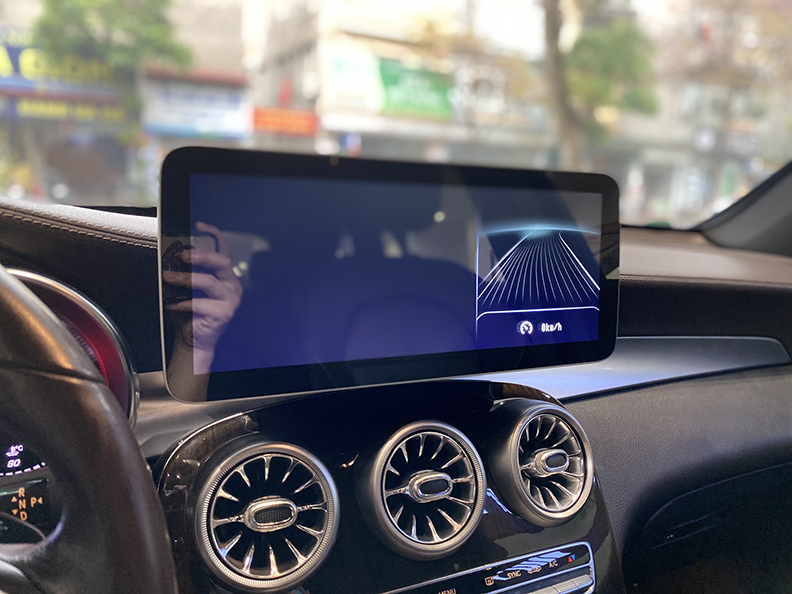 GLC200 trắng/nội thất nâu 2019