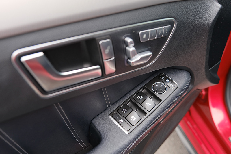 𝐌𝐞𝐫𝐜𝐞𝐝𝐞𝐬 𝐁𝐞𝐧𝐳 𝐄𝟐𝟎𝟎 𝐄𝐝𝐢𝐭𝐢𝐨𝐧 (Đ𝐨̉/𝐧𝐨̣̂𝐢 𝐭𝐡𝐚̂́𝐭 đ𝐞𝐧)