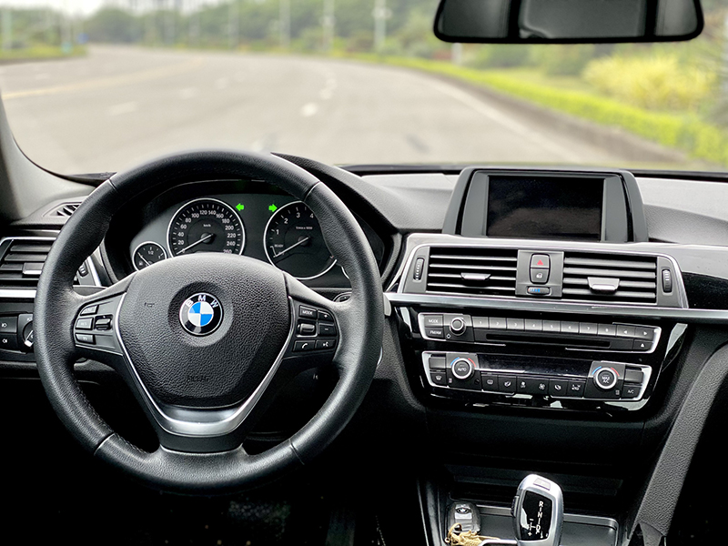 BMW 320i Luxury 2018 (Đen/nội thất đen)