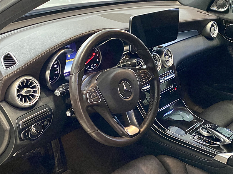 GLC200 trắng/nội thất nâu 2019
