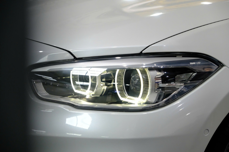 𝐁𝐌𝐖 𝟏𝟏𝟖𝐢 𝟐𝟎𝟏𝟖 (𝐓𝐫𝐚̆́𝐧𝐠/𝐧𝐨̣̂𝐢 𝐭𝐡𝐚̂́𝐭 đ𝐞𝐧)