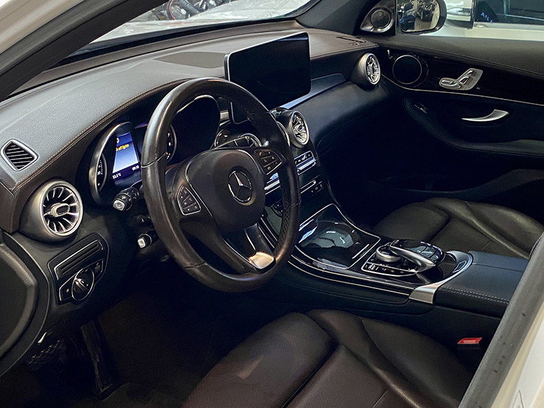 GLC200 trắng/nội thất nâu 2019